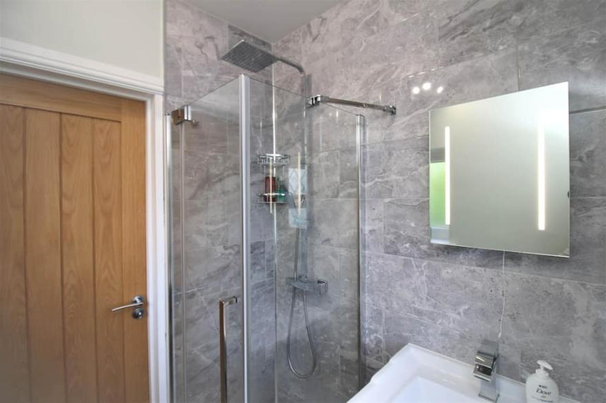 Janet Street Loft (Sleeps 8)