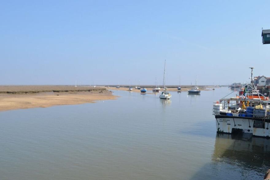Smugglers Retreat - Four Bedroom House, Sleeps 8
