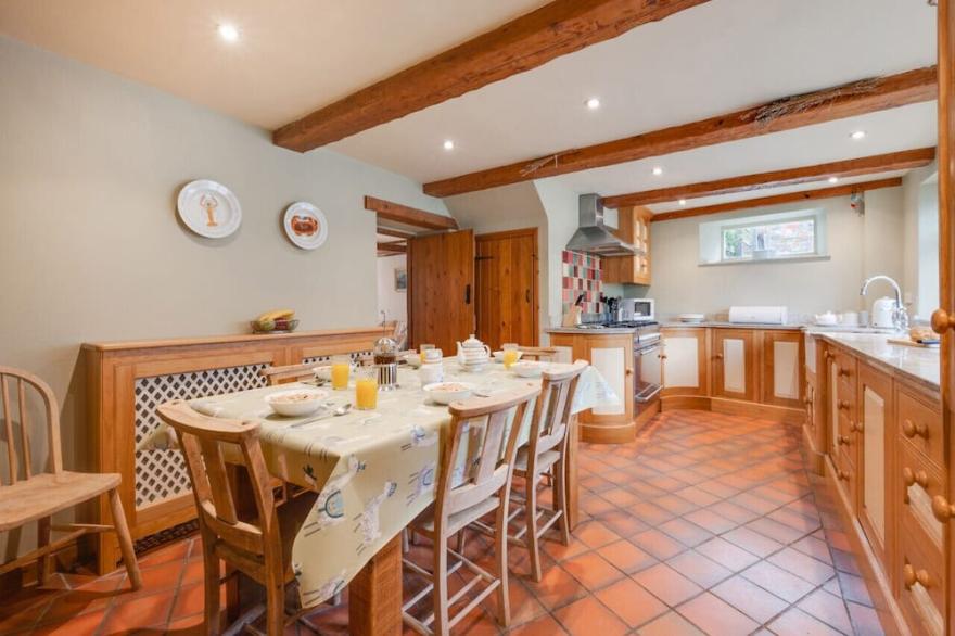 Smugglers Retreat - Four Bedroom House, Sleeps 8