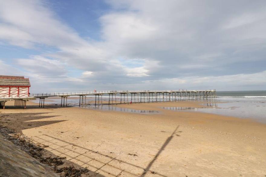 FOXGLOVE LODGE, pet friendly, with a garden in Saltburn-By-The-Sea