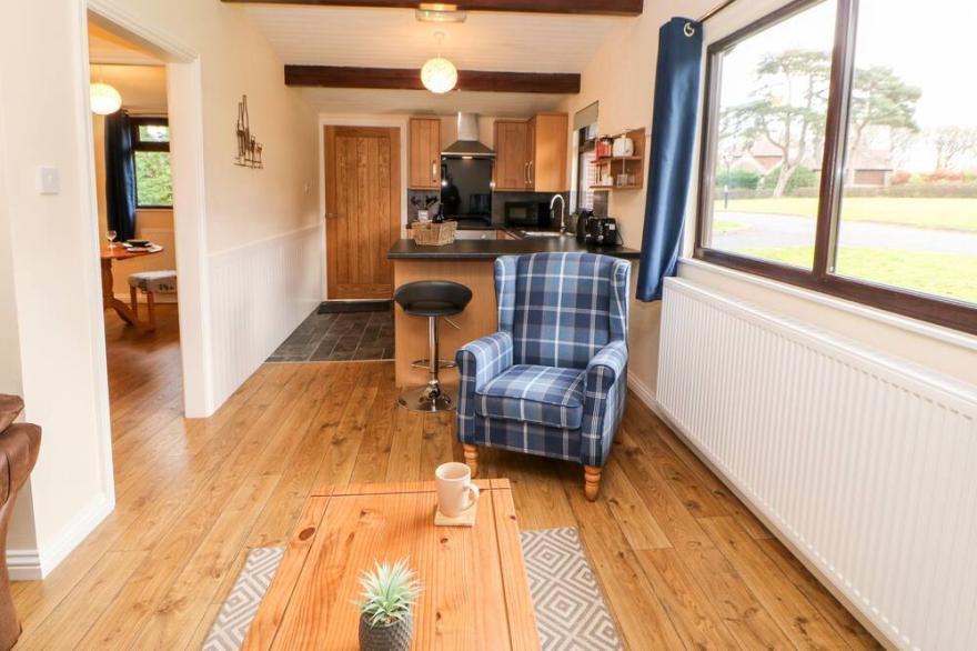 FOXGLOVE LODGE, pet friendly, with a garden in Saltburn-By-The-Sea