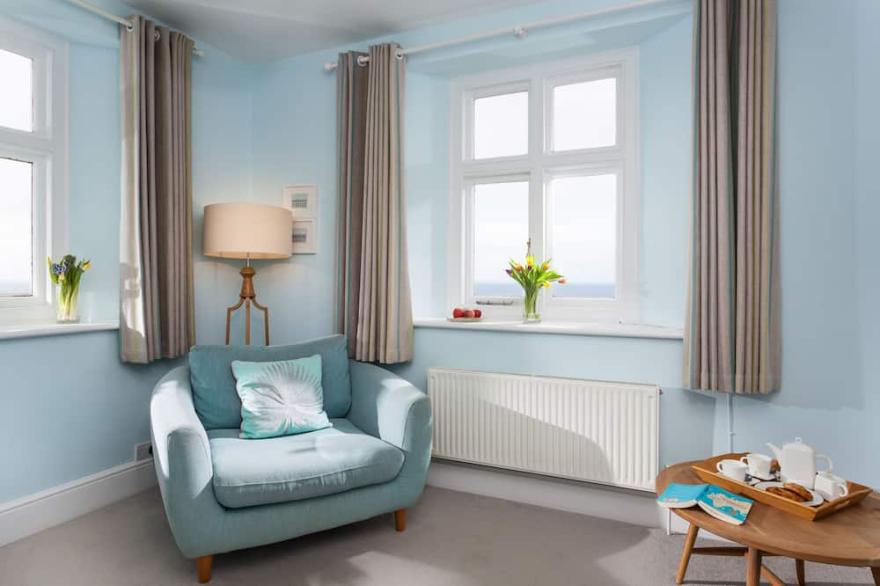 Argus Cottage situated on the Pendeen Lighthouse site, on a majestic granite headland for 3 guests.