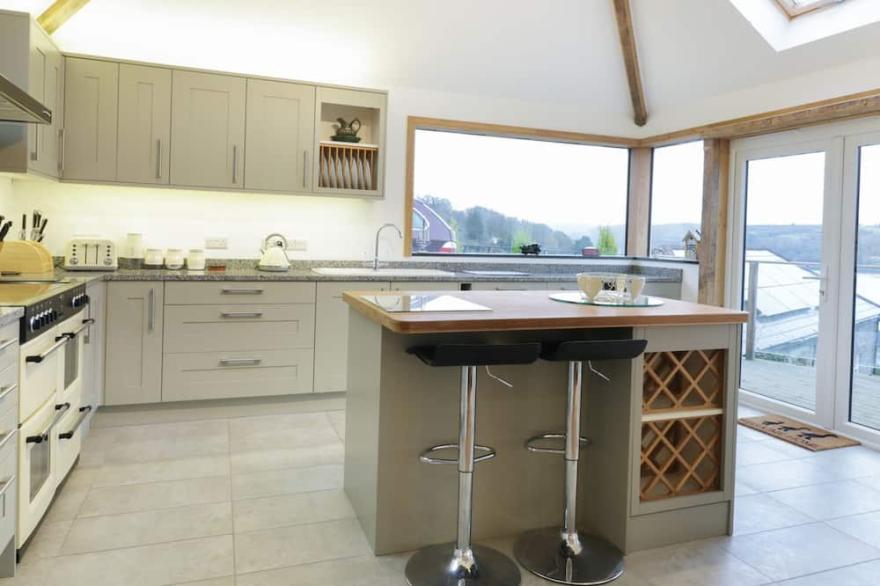 TREETOPS, family friendly, country holiday cottage in Golant