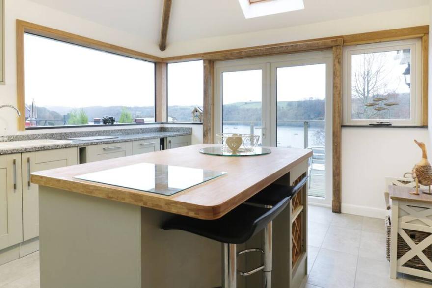TREETOPS, family friendly, country holiday cottage in Golant