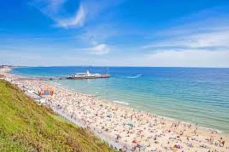 **Town Centre** New Modern Apartment near Beach