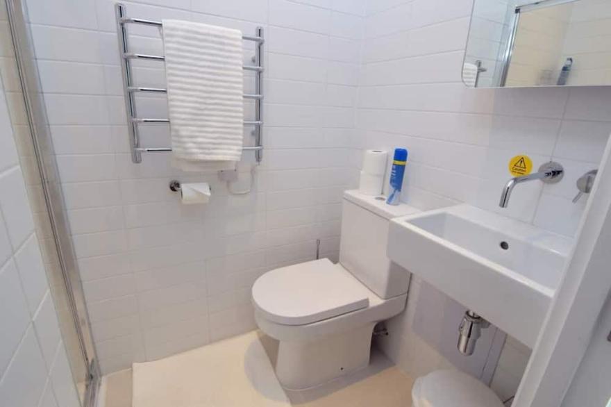 **Town Centre** New Modern Apartment near Beach