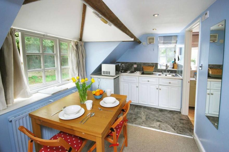 Self catered Coach House near Bath, sleep 4 with private entrance, marble bathroom, parking, Wifi