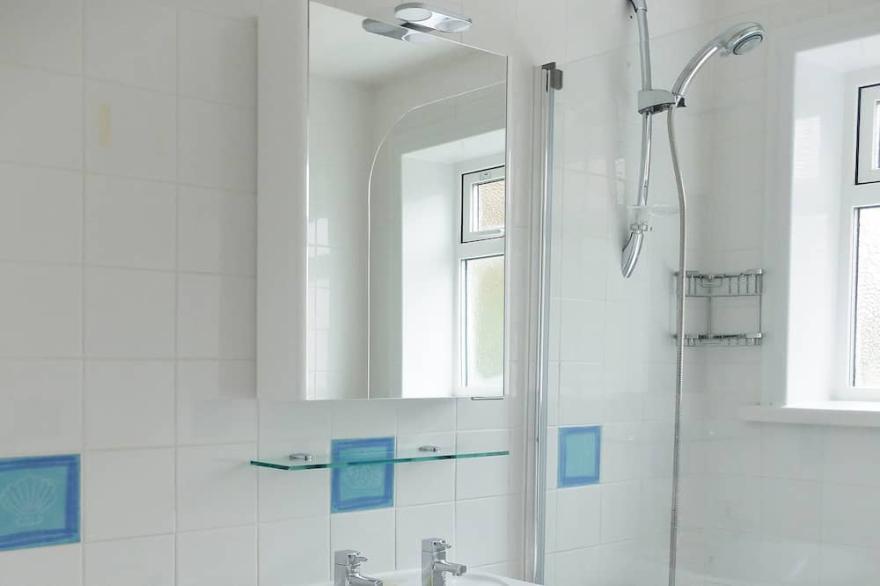 Stylish 2 bedroom cottage sleeping 4 in North Cornwall with onsite facilities