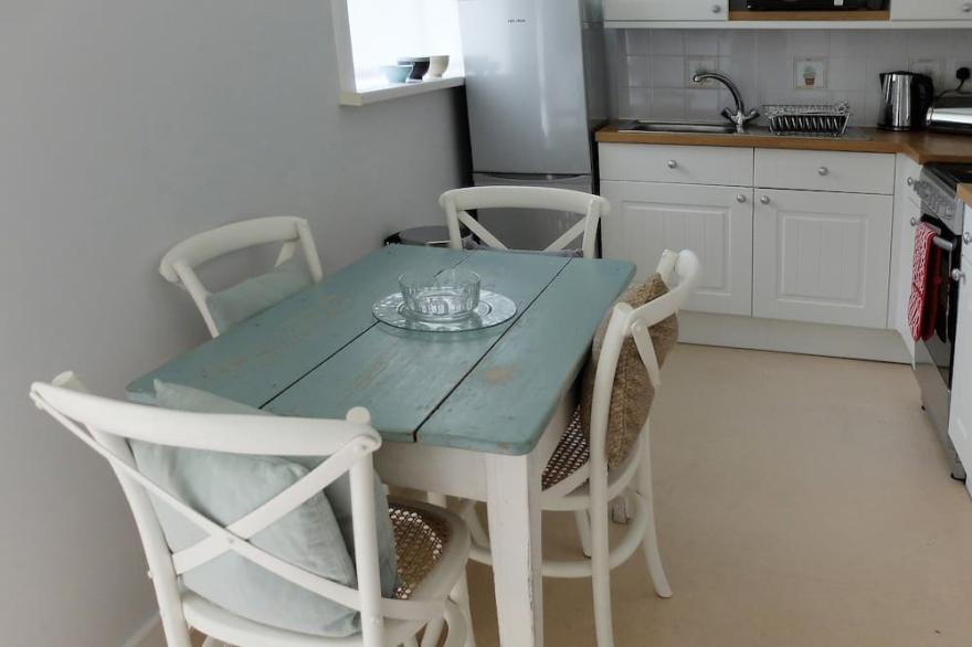 Stylish 2 bedroom cottage sleeping 4 in North Cornwall with onsite facilities