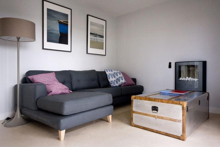 Stylish 2 bedroom cottage sleeping 4 in North Cornwall with onsite facilities