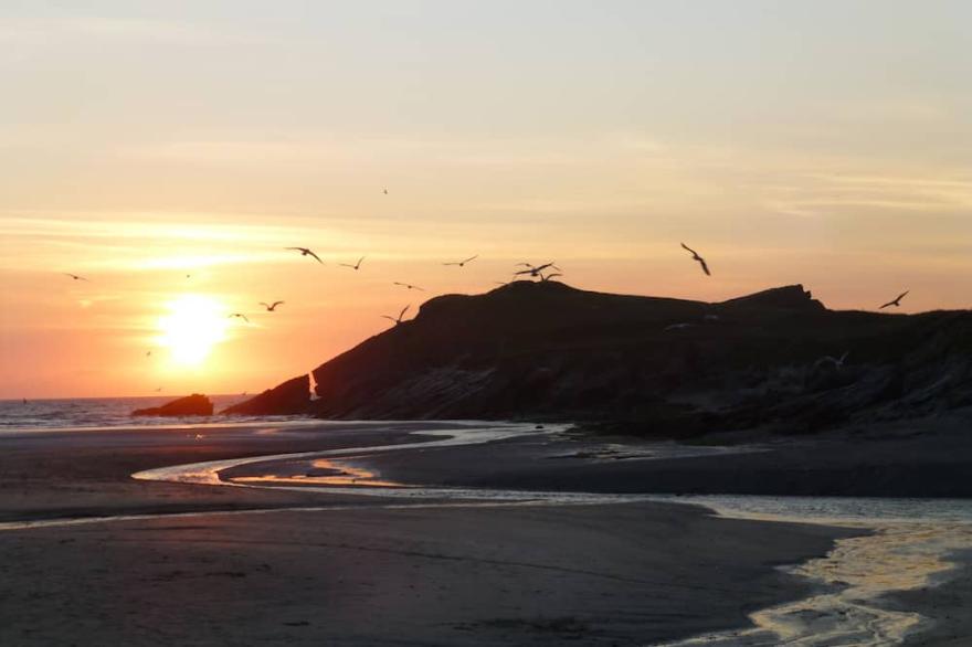 SUNSET VIEW, pet friendly, luxury holiday cottage in Porth
