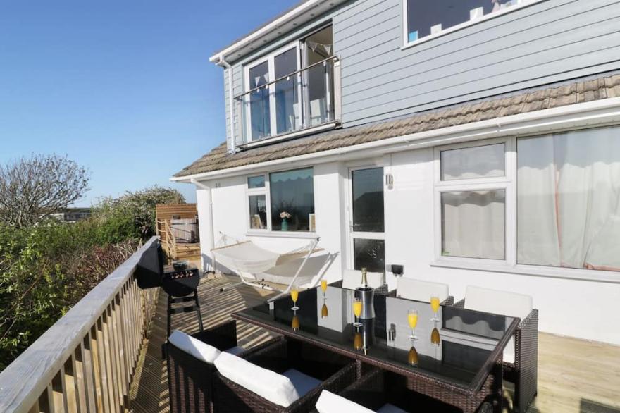 SUNSET VIEW, pet friendly, luxury holiday cottage in Porth
