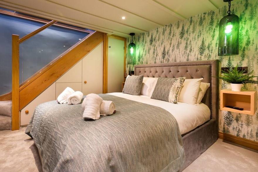 FOX CORNER, pet friendly, with hot tub in Ambleside
