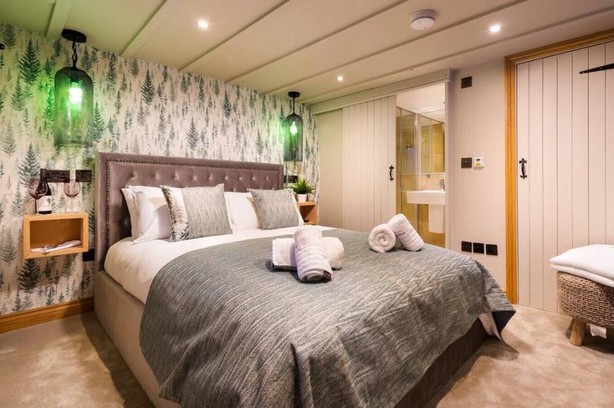 FOX CORNER, pet friendly, with hot tub in Ambleside