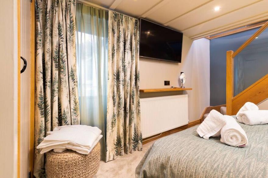 FOX CORNER, pet friendly, with hot tub in Ambleside