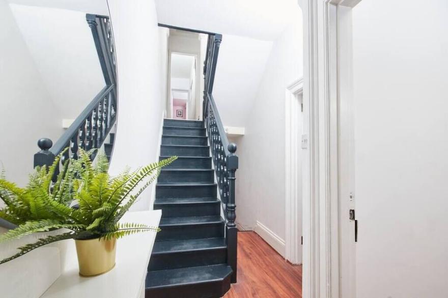 Beautiful House in Leamington Sleeps 9 by PureStay