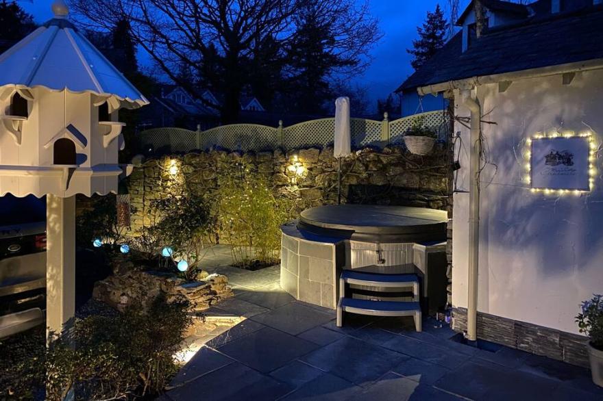MARY'S COTTAGE, pet friendly, with hot tub in Grasmere