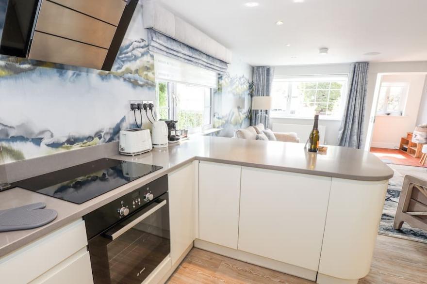 MARY'S COTTAGE, pet friendly, with hot tub in Grasmere