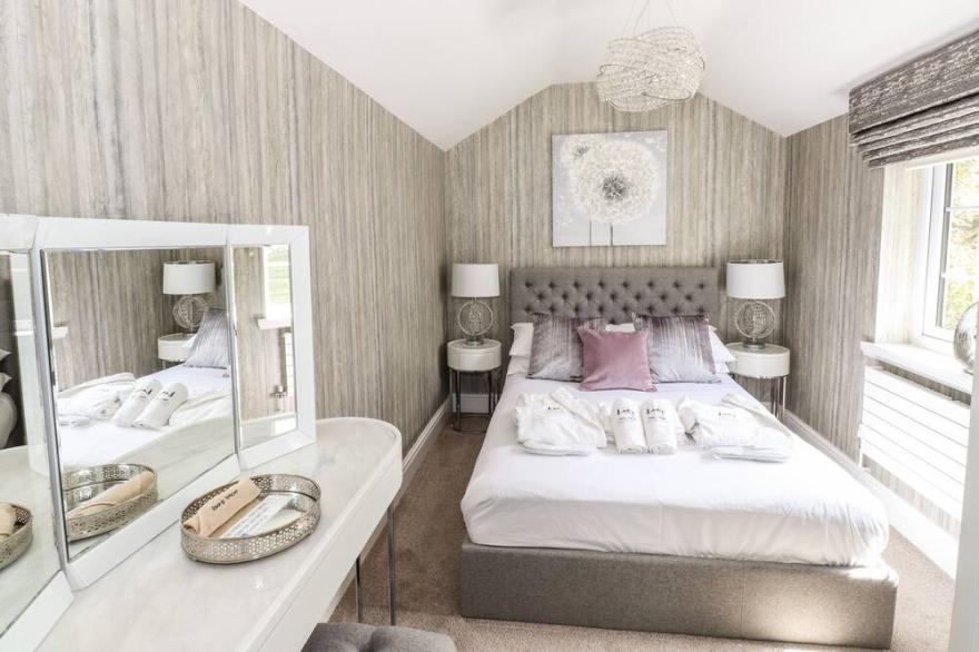 MARY'S COTTAGE, pet friendly, with hot tub in Grasmere