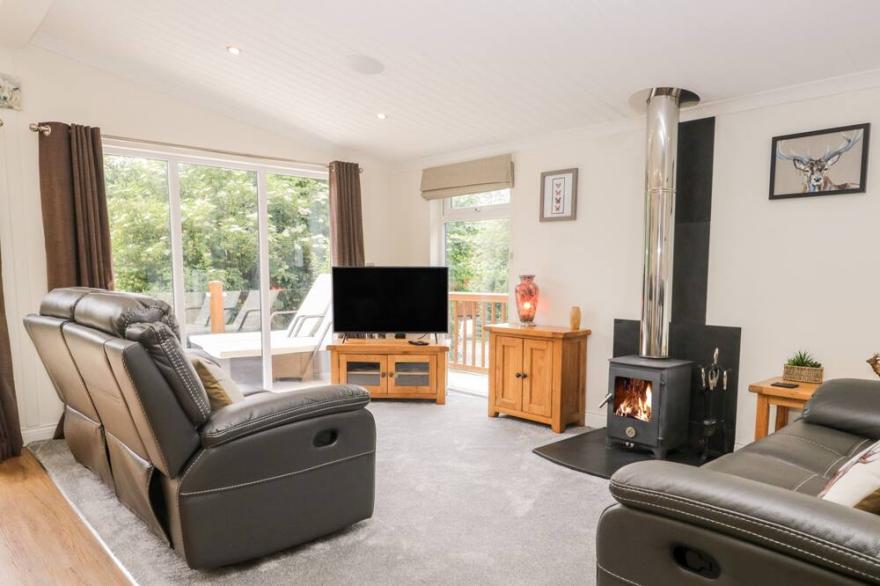 ROBIN LODGE, pet friendly, luxury holiday cottage in Cartmel