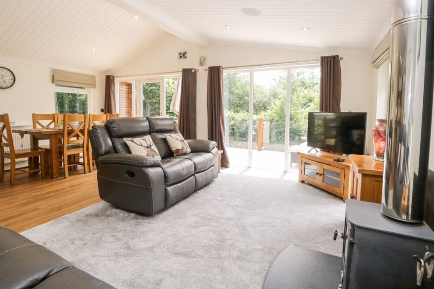 ROBIN LODGE, pet friendly, luxury holiday cottage in Cartmel
