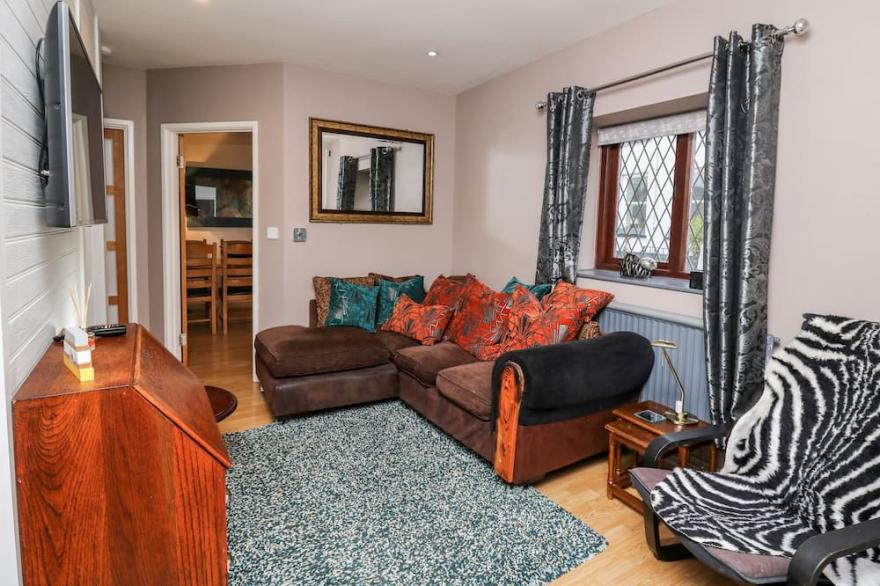 LLYS-YR-ONNEN, romantic, character holiday cottage in Carmarthen