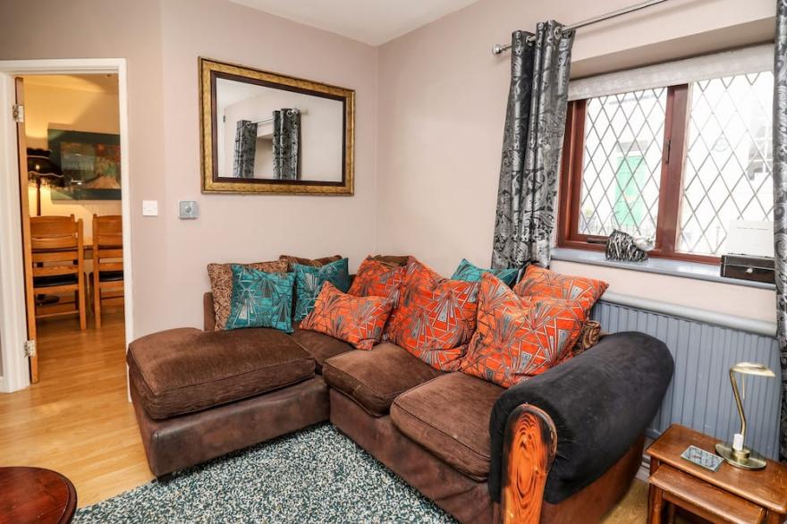 LLYS-YR-ONNEN, romantic, character holiday cottage in Carmarthen