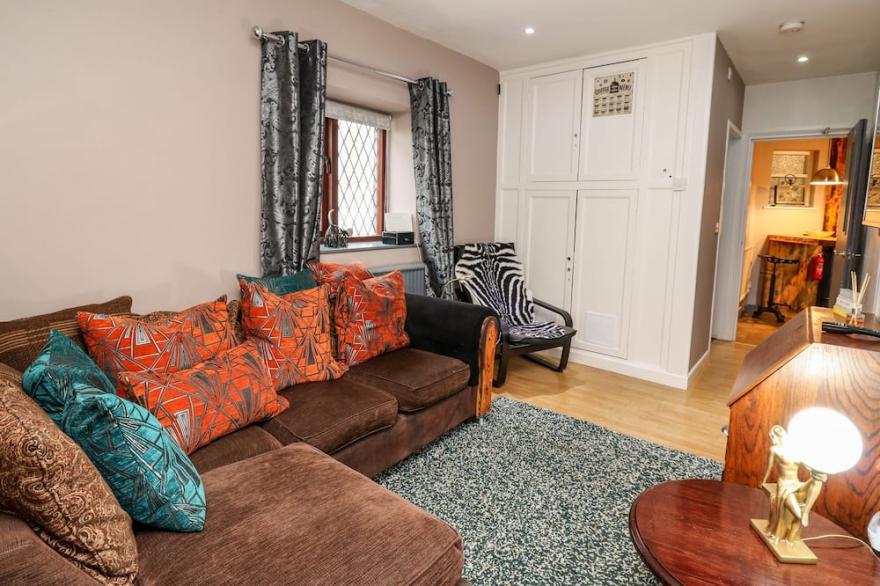 LLYS-YR-ONNEN, romantic, character holiday cottage in Carmarthen