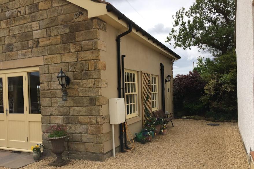 Cosy cottage with private parking and lovely views