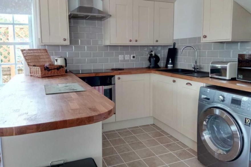 Cosy cottage with private parking and lovely views