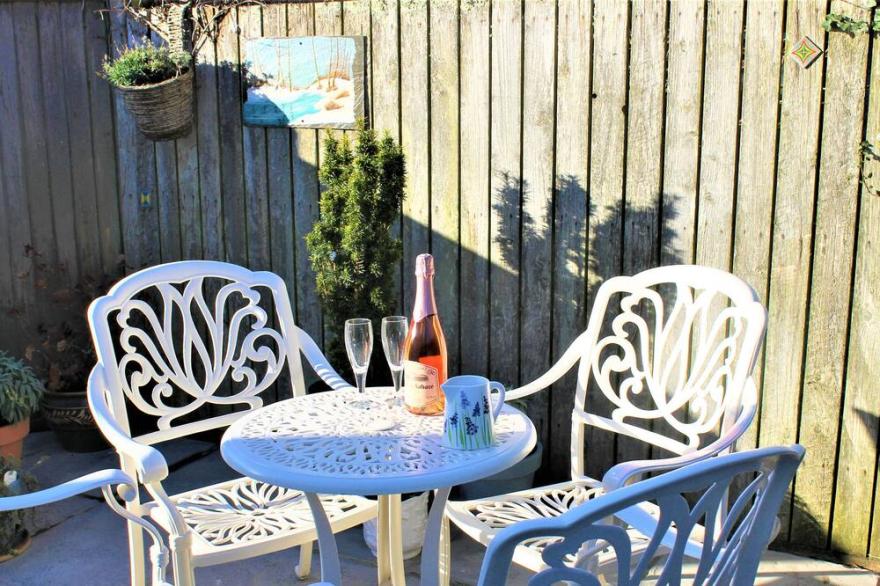 GROUND FLOOR THE HAYLOFT, family friendly, with a garden in Sennen