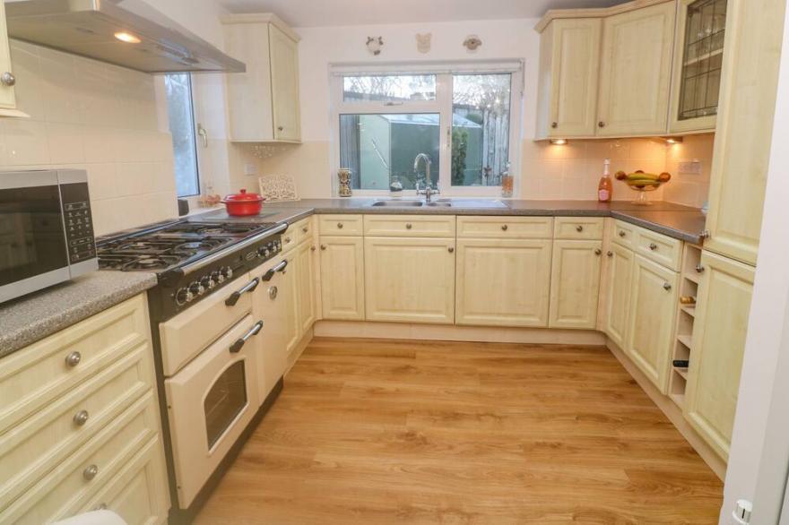 GROUND FLOOR THE HAYLOFT, family friendly, with a garden in Sennen