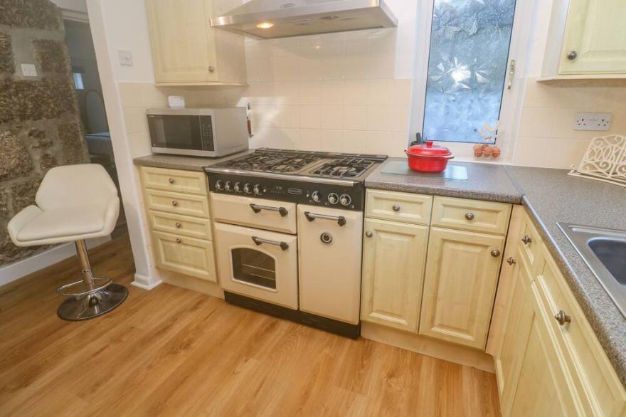 GROUND FLOOR THE HAYLOFT, family friendly, with a garden in Sennen