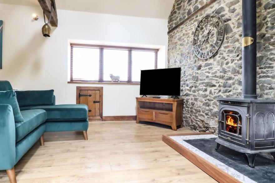 BEUDY BACH Y GARTH, romantic, character holiday cottage in Newtown