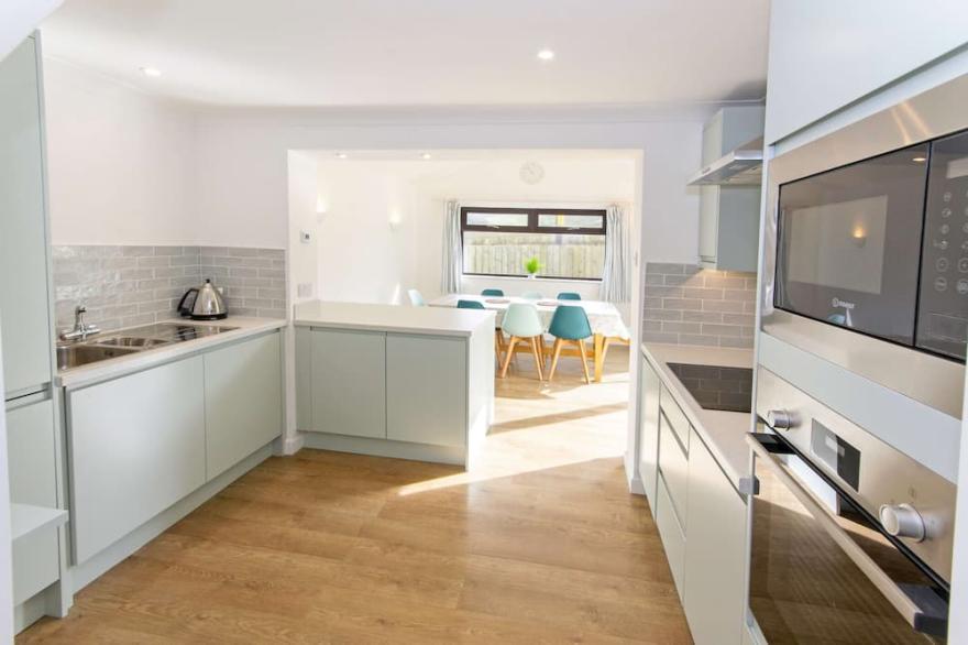 Rockpool |Sleeps 8 Seaside Retreat Walk to Beach