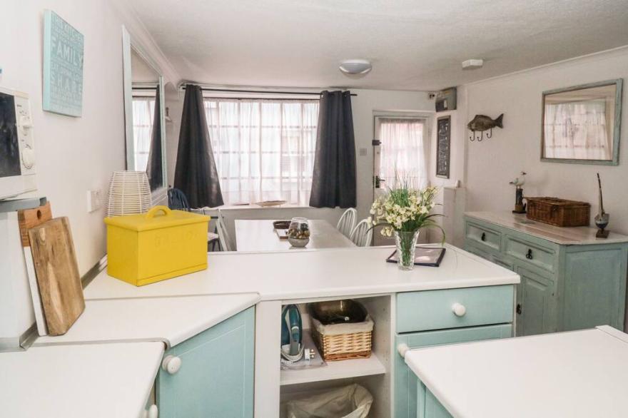 THE HAVEN, pet friendly, character holiday cottage in Brixham