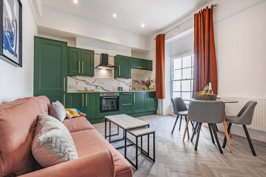 Bright and spacious ground floor apartment
