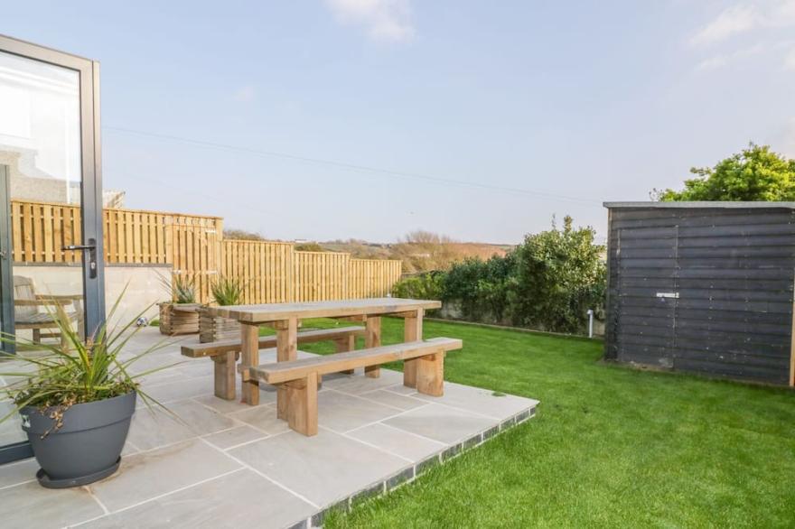 THE BEACH HALT, family friendly, with a garden in Perranporth