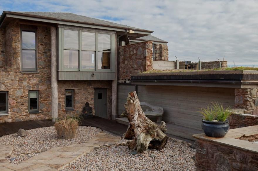 Luxury  Beach House Rental with Hot Tub, 30 meters to Beach