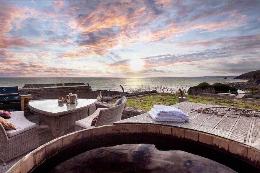 Luxury  Beach House Rental with Hot Tub, 30 meters to Beach