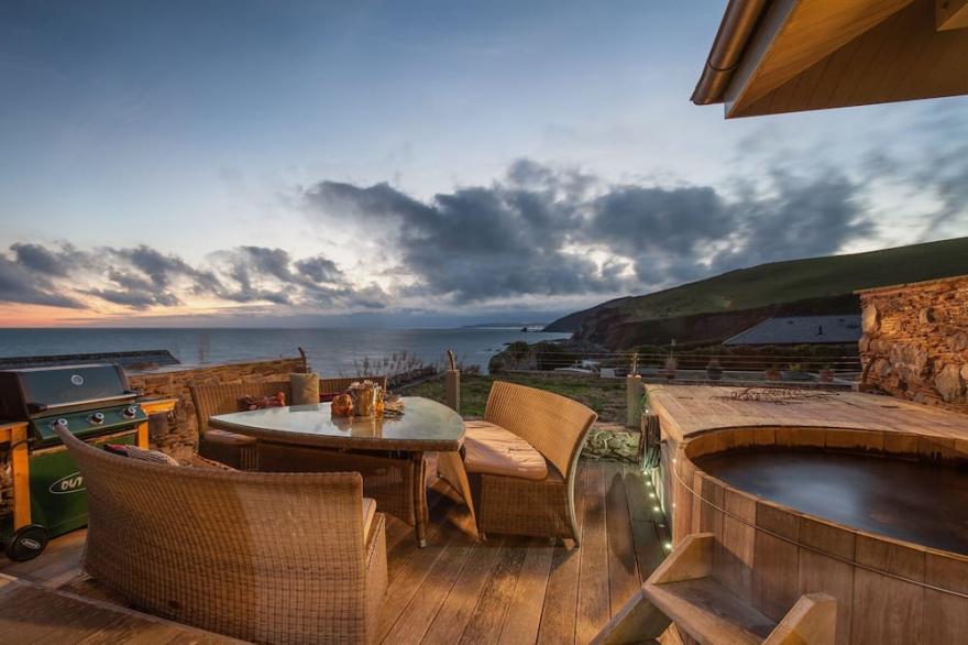Luxury  Beach House Rental with Hot Tub, 30 meters to Beach