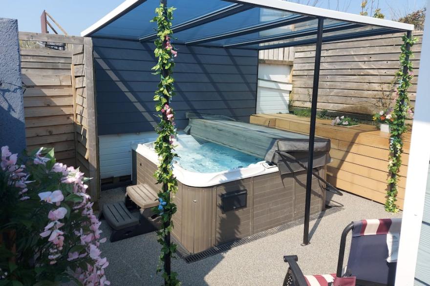 Chiganel, near Bude. Sleeps 10, outdoor hot tub. Short drive to the beach.