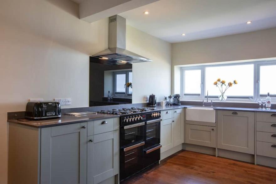Granite Cottage in St Ives with Hot tub, Parking for 3, Views & Wifi