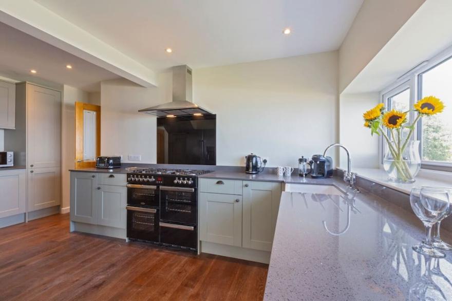 Granite Cottage in St Ives with Hot tub, Parking for 3, Views & Wifi