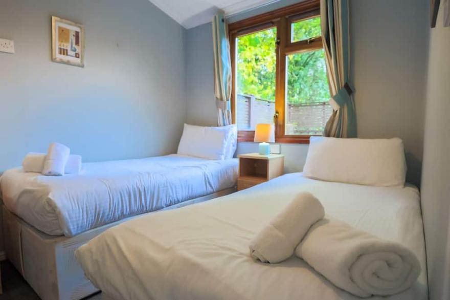 Comfortable Lodge in Devon - Finlake Resort & Spa