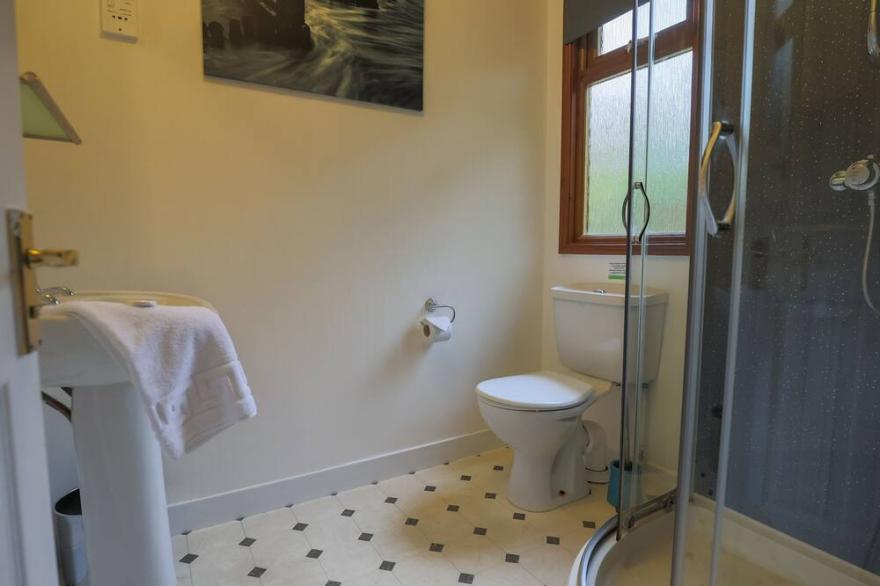 Comfortable Lodge in Devon - Finlake Resort & Spa