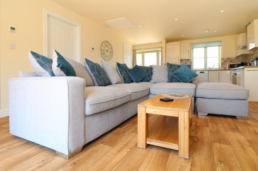 ELM COTTAGE, pet friendly, with a garden in Tregony