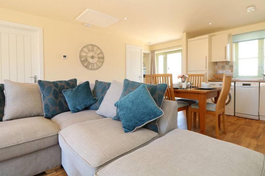 ELM COTTAGE, pet friendly, with a garden in Tregony