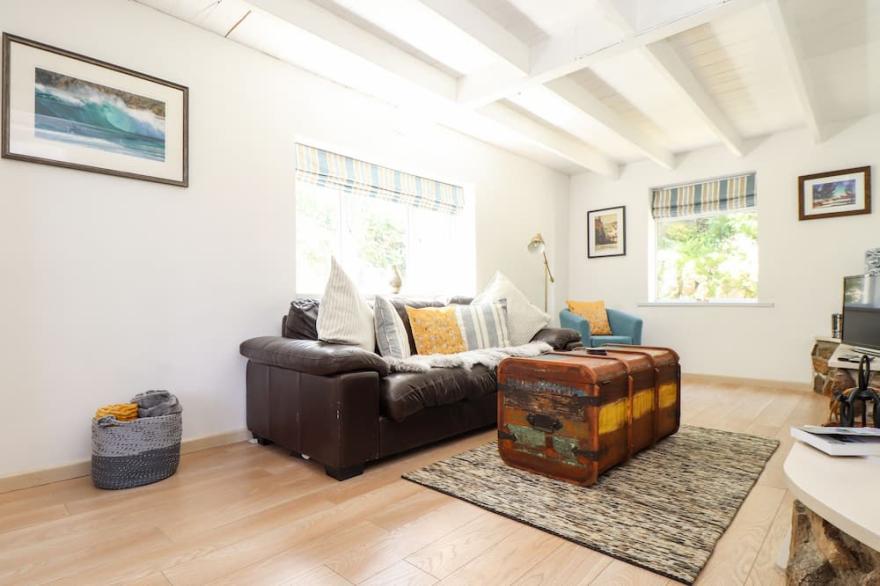 KNILL HOUSE, pet friendly, character holiday cottage in St Ives