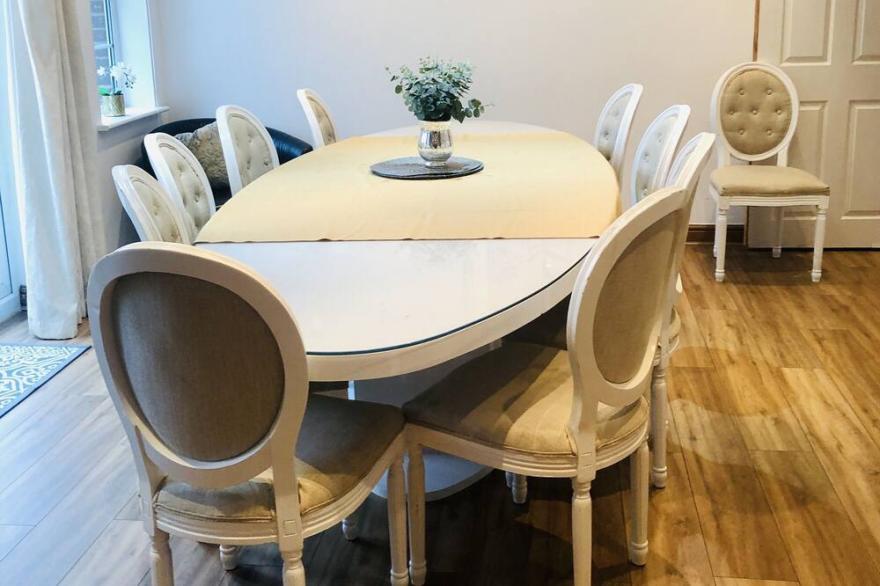 House In the Heart of town 15 min from Manchester City. ( Sleeps 15+)